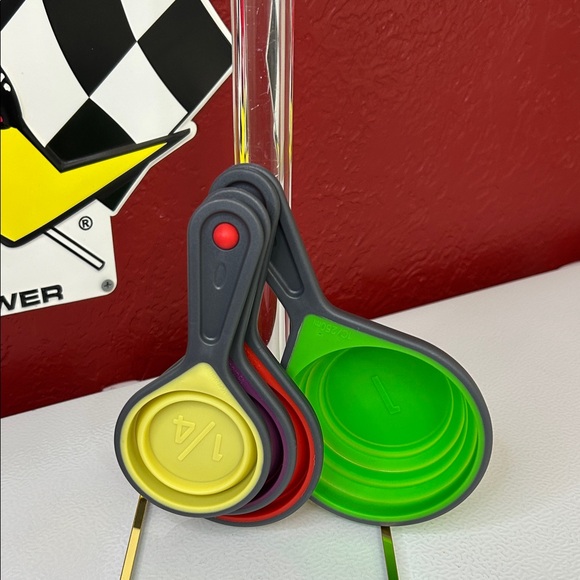 Colorful Measuring Cups Set that collapse - Picture 1 of 4